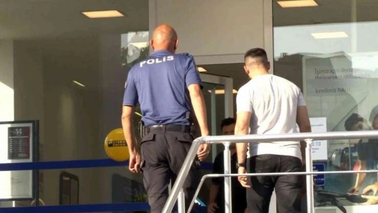 Beylikdüzü'nde silahlı banka soygunu: 80 bin dolar çalıp kaçtılar