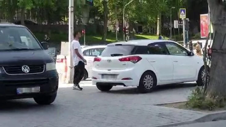 Beyoğlu'nda 'değnekçi' suçüstü yakaladı