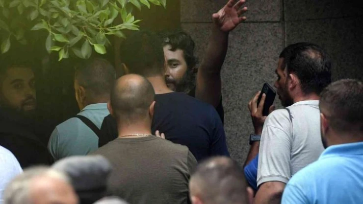 Beyrut'ta bankadaki parasını çekemeyince 6 kişiyi rehin alan zanlı serbest bırakıldı
