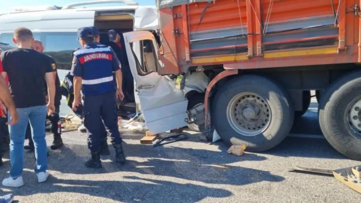 Bilecik'in Bozüyük ilçesinde öğrencileri taşıyan minibüs, Eskişehir - Bursa karayolunda seyir halindeyken kamyona arkadan çarptı. Çok sayıda yaralı var.