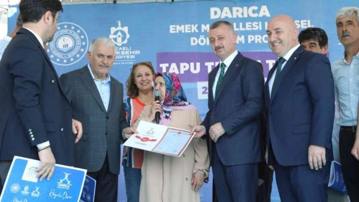 Binali Yıldırım'ı kolundan tutup evine götürdü, kalabalık kahkahaya boğuldu