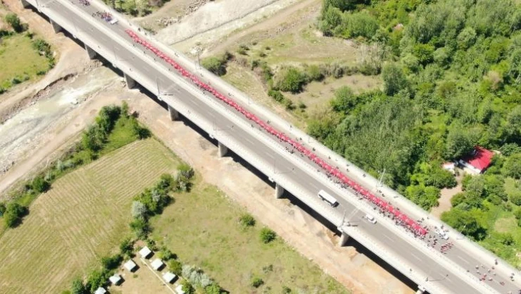 Bingöl'de 200 metrelik Türk bayrağıyla yürüdüler