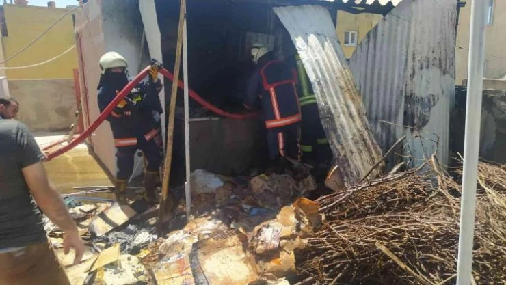 Bir evin damındaki tandırda çıkan yangın paniğe neden oldu