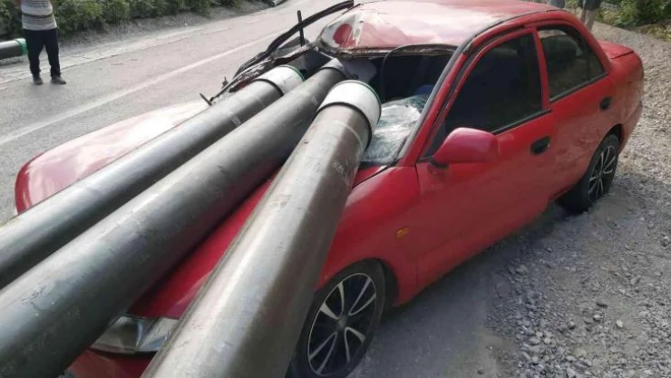 Bir tonluk borular otomobile ok gibi saplandı