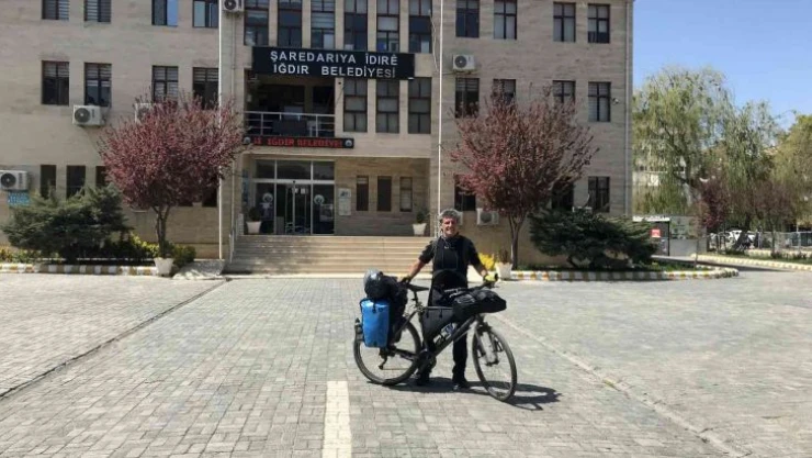 Bisikletle dünyayı geziyor