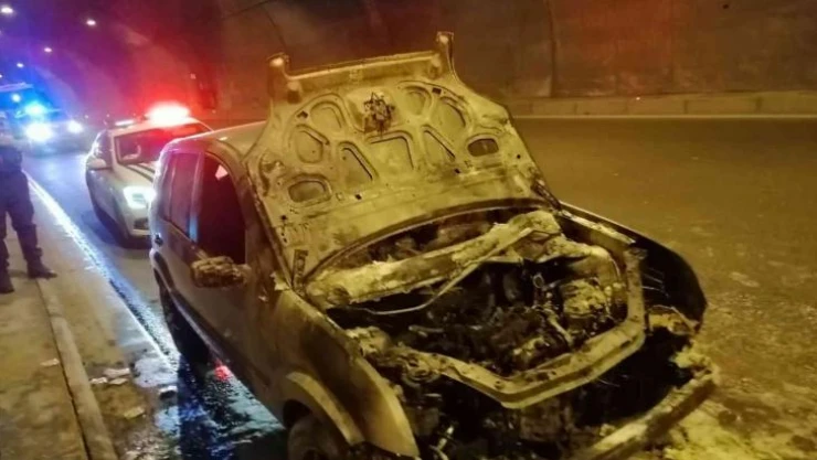 Bolu Dağı Tüneli'nde yanan otomobil kullanılamaz hale geldi
