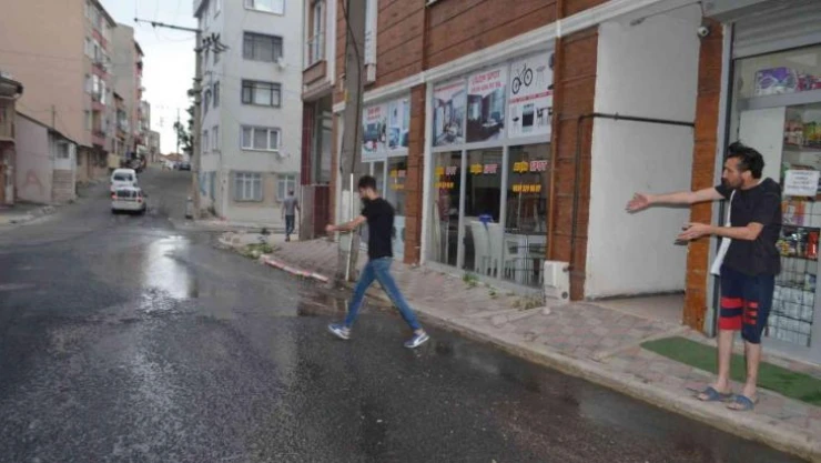 Boşa akan su yolları göle çevirdi, vatandaş tepki gösterdi