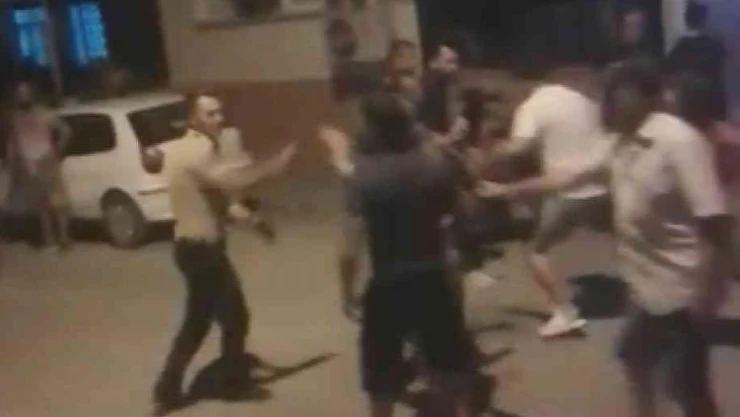 Böyle kavga görülmedi: Öfkesini alamayan taraflar kendilerini ayırmak isteyen bekçiye saldırdı