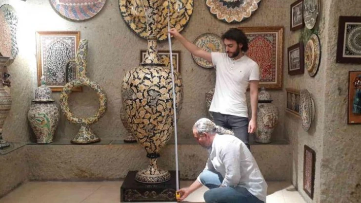 Boyundan büyük seramik vazo yaptı