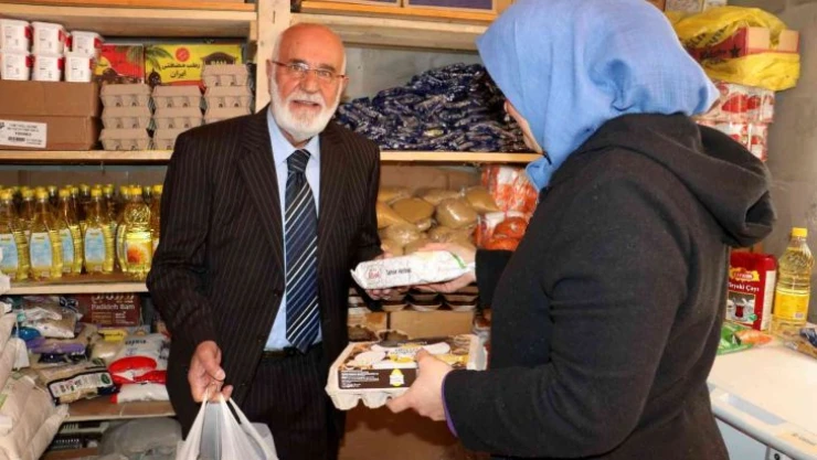 Bu bakkalda para geçmiyor, gelen kimse boş çevrilmiyor