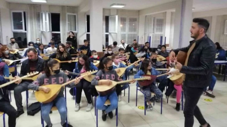Bu ilçede 10 yaşından 50 yaşına kadar herkes bağlama çalmayı öğreniyor