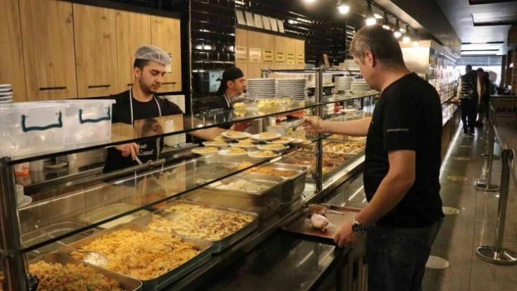 Bu lokantada bir tabak yemek fiyatına 5 çeşit yemek satılıyor