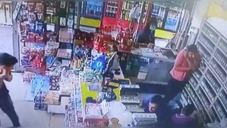 Büfeye silahlı saldırı kamerada