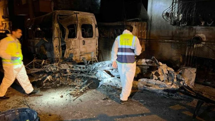 Bursa'da 2 kişinin öldüğü uçak kazasında kaza kırım ekibinin incelemesinin ardından enkaz sokaktan kaldırıldı