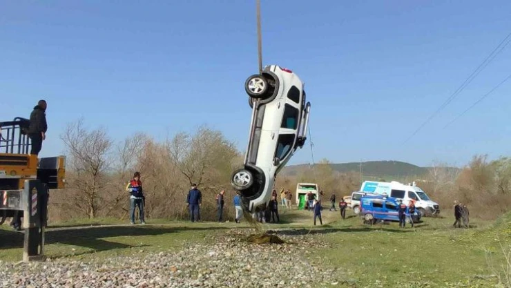Bursa'da gölete uçan araçtan cansız bedeni çıkarıldı