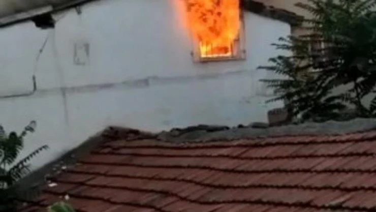 Bursa'da iki katlı ev alev alev yandı