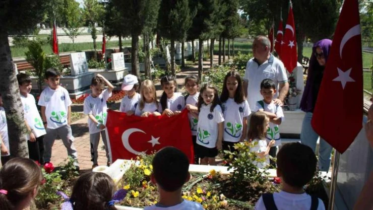 Bursa'da ilkokul öğrencilerinden şehitliğe ziyaret