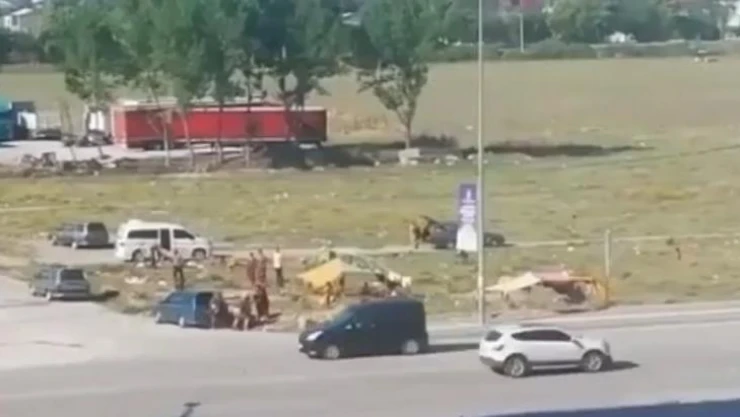 Bursa'da konar göçer aileler birbirine girdi yoldan geçen araçları taşladılar