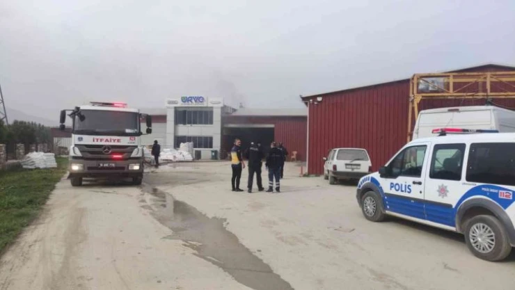 Bursa'da korkutan fabrika yangınında bir itfaiye eri yaralandı