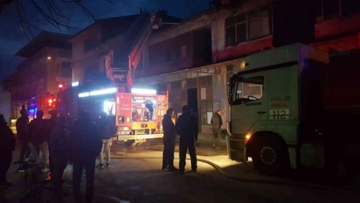 Bursa'da mobilya imalathanesine korkutan yangın