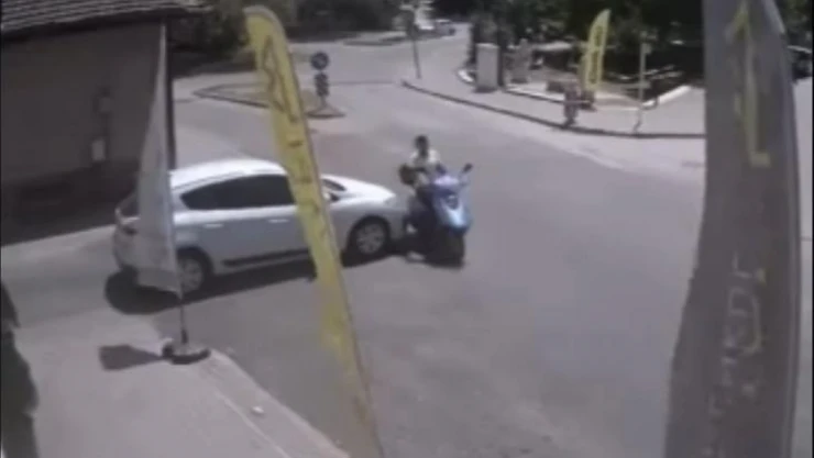 Bursa'da motosiklet kazadan kıl payı kurtuldu