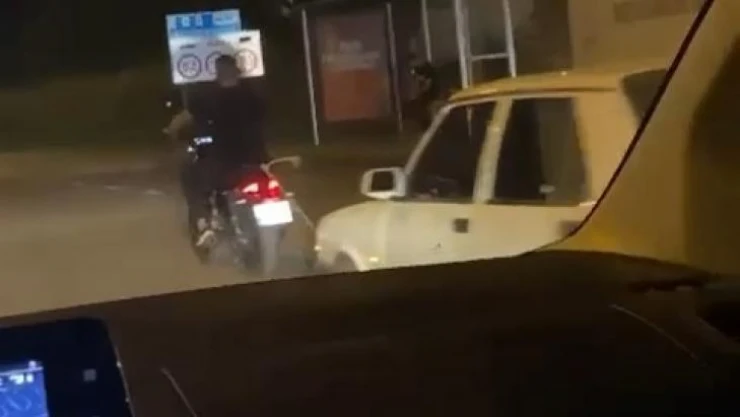 Bursa'da motosiklet otomobili çekti