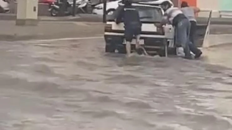 Bursa'da sağanak yağışta sürücülerin zor anları kameraya yansıdı