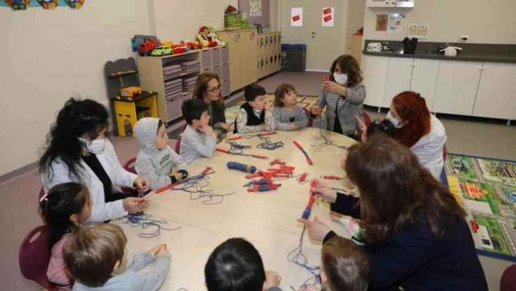 Bursa'da sokak hayvanlarının hediyeleri çocuklardan