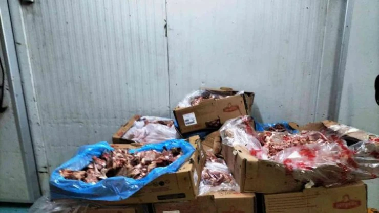 Bursa'da tarihi geçmiş tavukları piyasa süreceklerdi, zabıtaya yakalandılar