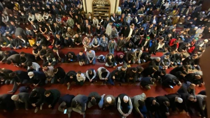Bursalılar bayram namazı için tarihi camilere akın etti