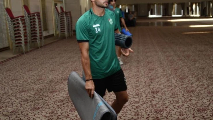 Bursaspor şiddetli yağmurdan salona kaçtı