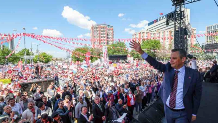 Büyük mitingde Özgür Özel'den çağrı: Emekli maaşı asgari ücretten az olmamalı