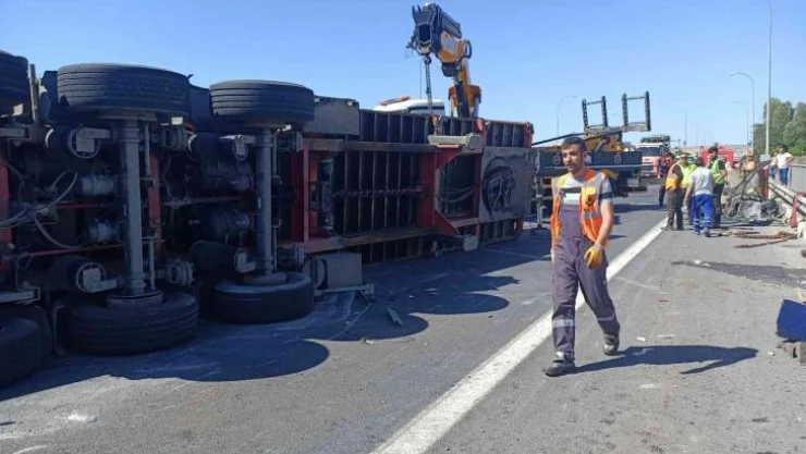 Büyükçekmece TEM'de feci kaza, TIR devrildi sürücü kupa ile göl havzasına uçtu