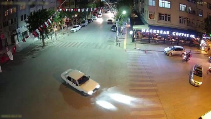 Cadde ortasında drift yapıp tehlike saçtı