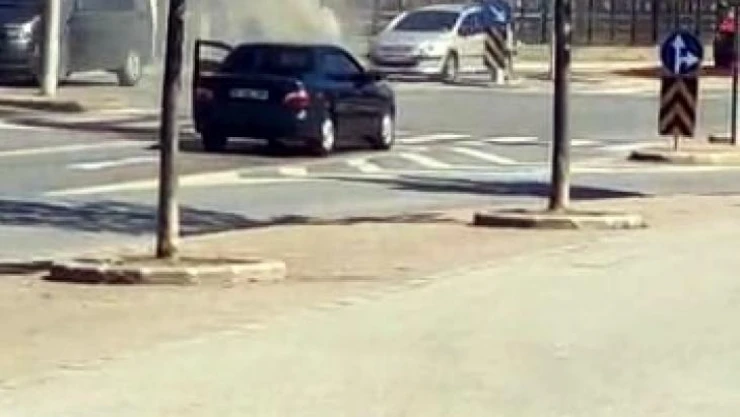 Cadde ortasında otomobilden bir anda dumanlar yükselmeye başladı