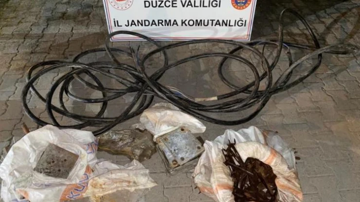 Çaldıkları bakır kablolarla yakalandılar