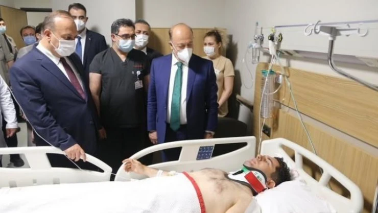 Çalışma ve Sosyal Güvenlik Bakanı Vedat Bilgin, trafik kazasında yaralanan polis memurunu ziyaret etti