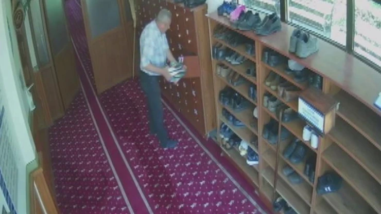 Camideki ayakkabı hırsızlığı kamerada