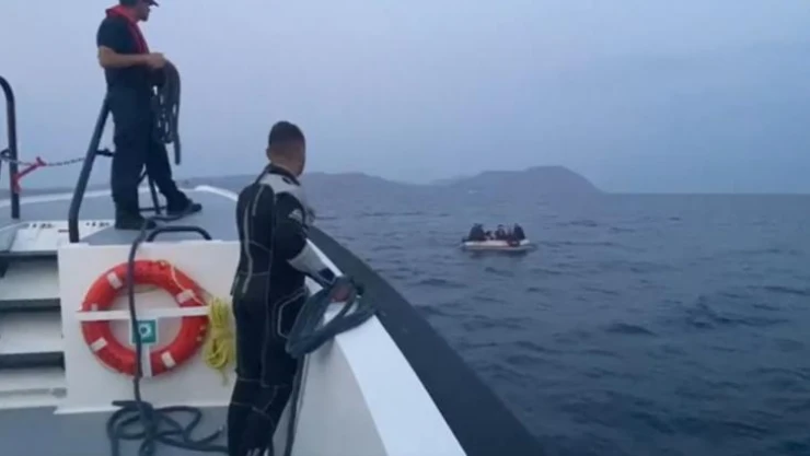 Çanakkale açıklarında sürüklenen bot içerisinde 10 düzensiz göçmen kurtarıldı