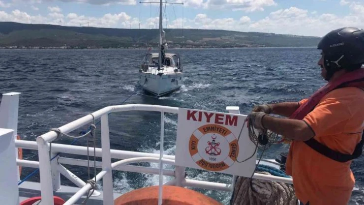 Çanakkale açıklarında sürüklenen tekne kurtarıldı