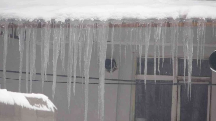 Çatılarda oluşan buz sarkıtları tehlike saçıyor