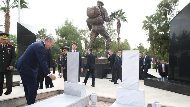 Çavuşoğlu Girne Boğaz Şehitliğini ziyaret etti