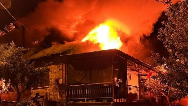 Çay demlemek isterken alevler eve sıçradı