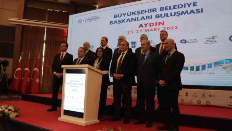 CHP'li 11 büyükşehir belediye başkanı Kuşadası'nda buluştu