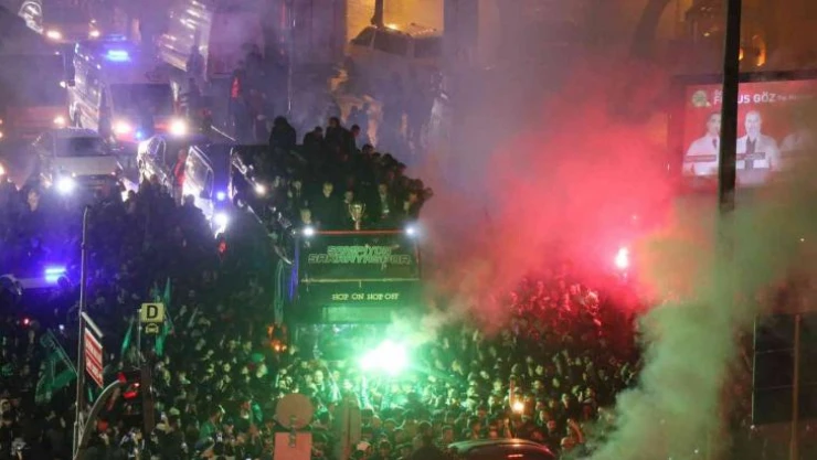 Çifte bayram yaşayan Sakaryaspor şampiyonluk turuna çıktı: Şehir sokağa döküldü