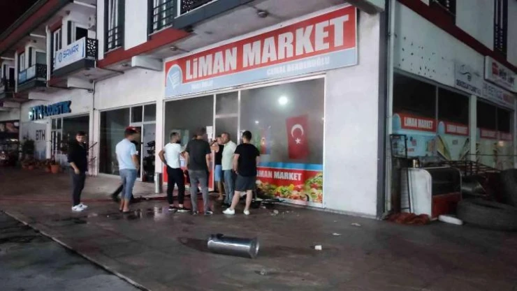 Çıkan yangında marketi küle dönmekten böyle kurtardılar