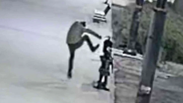 Çocuk heykellerinin başını tekmeyle kırıp denize attı