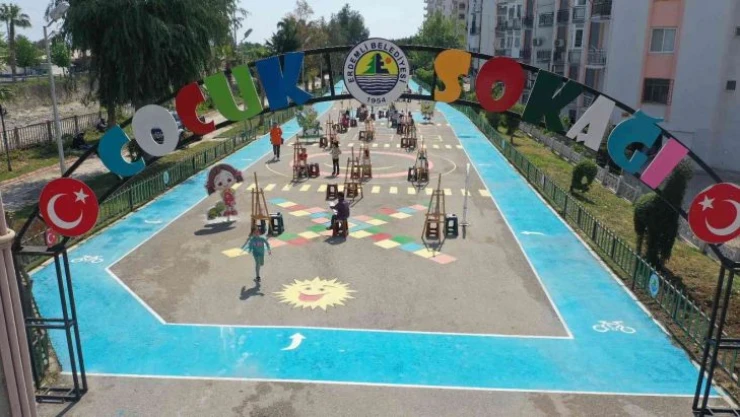 Çocuklar hayallerindeki 23 Nisan'ı tuvallere yansıttı