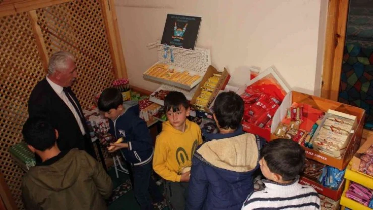 Çocuklara camiyi sevdirmek için camide mini market açtı