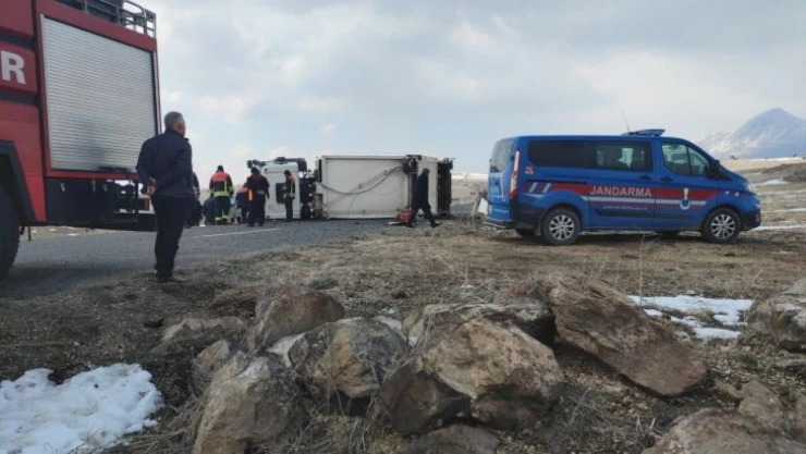 Çöp kamyonu devrildi: 1 ölü, 2 yaralı